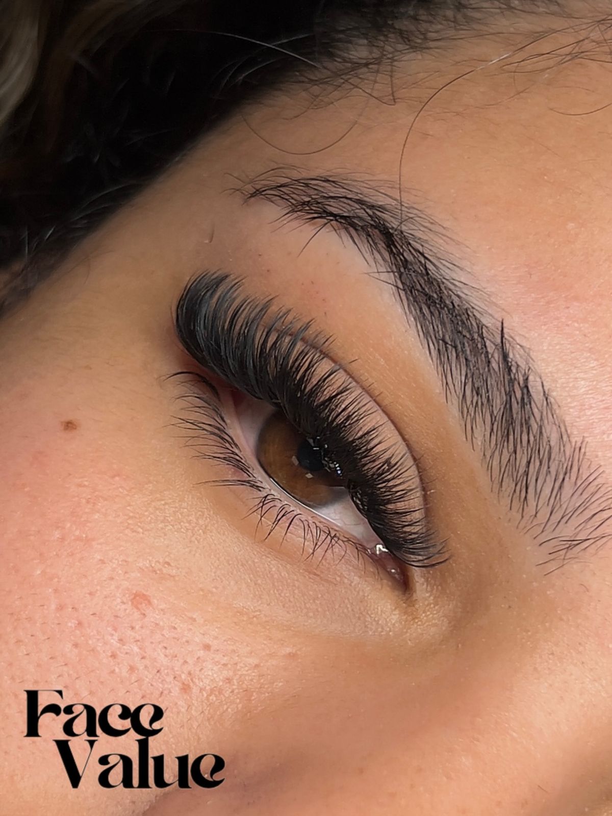 Lash set close-up, brown eye